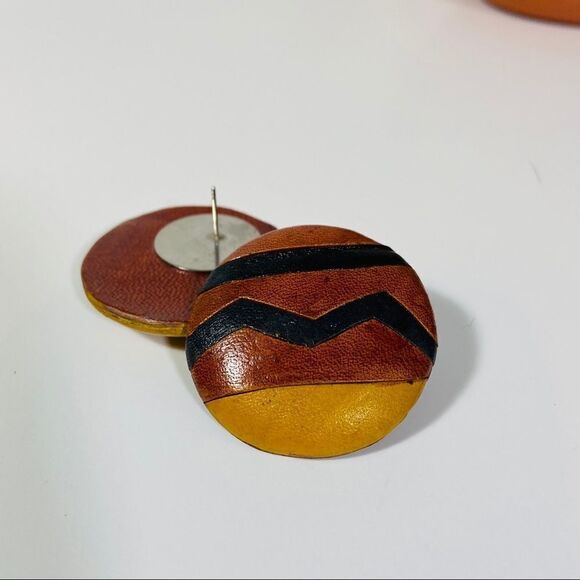 Vintage leather round earrings. - Picture 5 of 7